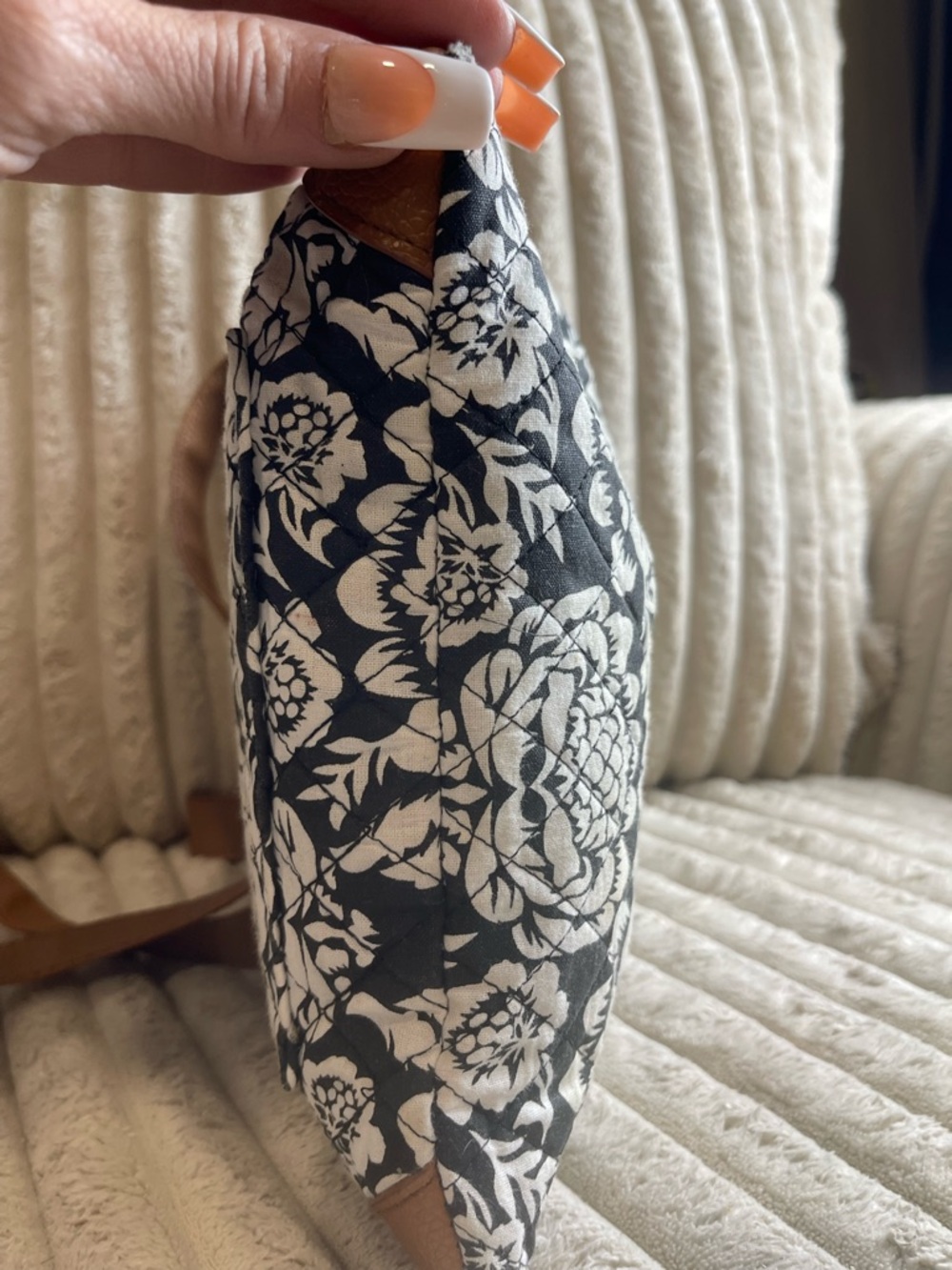 Vera Bradley Black and Cream Floral Quilted Crossbody with Brown Trim - Picture 4 of 7